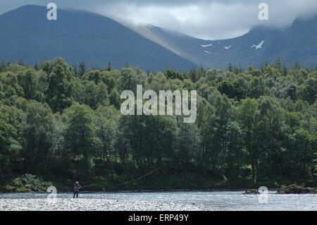 Pêche à la mouche dans les Highlands écossais Banque D'Images