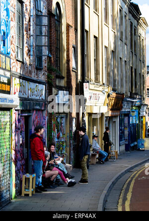 29 mai 2015 - Bristol, UK : tôt le vendredi soir sur Stokes Croft, un groupe se réunissent à l'extérieur de la Boutique Bristol Banque D'Images