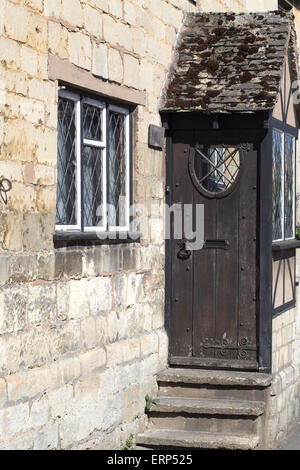 Sur un porche rustique en pierre des Cotswolds en Angleterre Lower Slaughter Banque D'Images