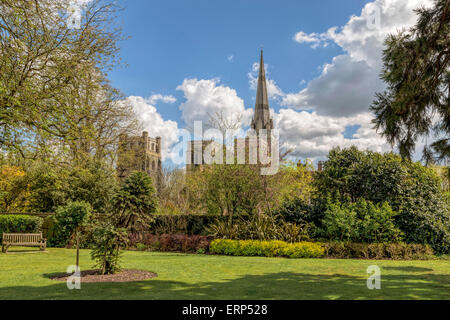 La Cathédrale de Chichester vu depuis les jardins du Palais de l'Évêque sur un beau jour de printemps, West Sussex, Angleterre, Royaume-Uni. Banque D'Images