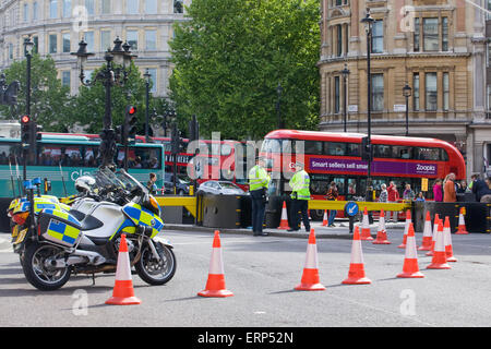 Agents de la Police métropolitaine dans les rues de Londres, Angleterre Banque D'Images