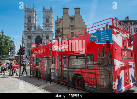 London City sightseeing tour bus à toit ouvert avec l'abbaye de Westminster en arrière-plan, Londres, Angleterre, Royaume-Uni Banque D'Images