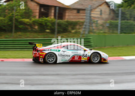 Imola, Italie - 16 mai 2015 : Ferrari F458 Italia GT3 d'AF Corse, l'équipe en action au cours de l'European Le Mans Series - 4 heures Banque D'Images