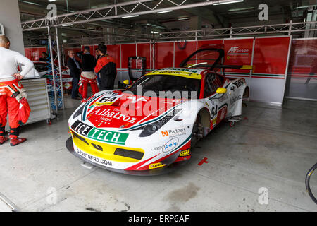 Imola, Italie - 16 mai 2015 : Ferrari F458 Italia GT3 d'AF Corse, l'équipe en action au cours de l'European Le Mans Series - 4 heures Banque D'Images