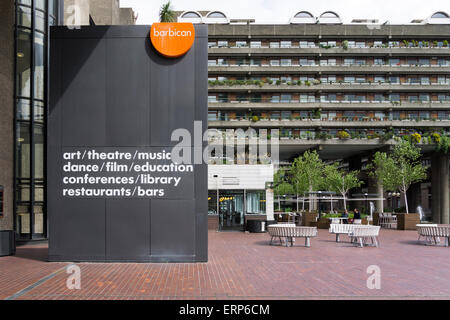 Un signe pour le Barbican Arts Centre sur la terrasse du Lac de Barbican. Banque D'Images