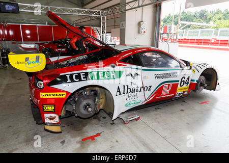 Imola, Italie - 16 mai 2015 : Ferrari F458 Italia GT3 d'AF Corse, l'équipe en action au cours de l'European Le Mans Series - 4 heures Banque D'Images