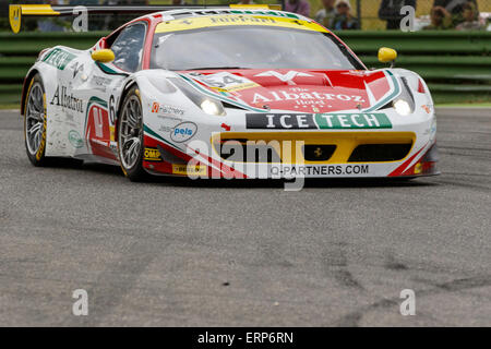 Imola, Italie - 16 mai 2015 : Ferrari F458 Italia GT3 d'AF Corse, l'équipe en action au cours de l'European Le Mans Series - 4 heures Banque D'Images