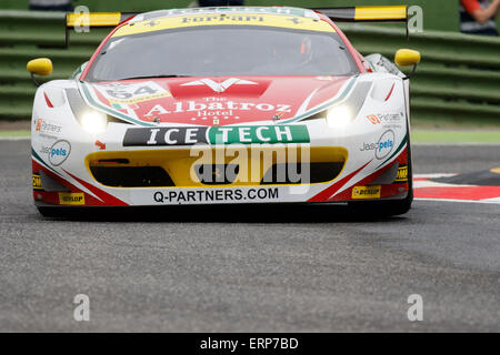 Imola, Italie - 16 mai 2015 : Ferrari F458 Italia GT3 d'AF Corse, l'équipe en action au cours de l'European Le Mans Series - 4 heures Banque D'Images