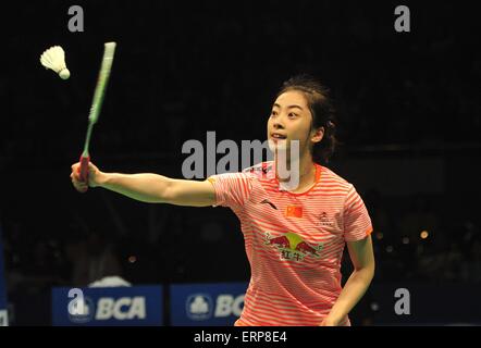 Jakarta, Indonésie. 6 juin, 2015. Wang Shixian de Chine renvoie le volant à Ratchanok Intanon de la Thaïlande au cours de la demi-finale dames à l'Open 2015 BCA l'Indonésie à Jakarta, Indonésie, le 6 juin 2015. Ratchanok Intanon a gagné 2-0. Credit : Zulkarnain/Xinhua/Alamy Live News Banque D'Images