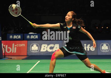 Jakarta, Indonésie. 6 juin, 2015. Ratchanok Intanon de la Thaïlande renvoie le volant à Wang Shixian de Chine au cours de la demi-finale dames à l'Open 2015 BCA l'Indonésie à Jakarta, Indonésie, le 6 juin 2015. Ratchanok Intanon a gagné 2-0. Credit : Zulkarnain/Xinhua/Alamy Live News Banque D'Images