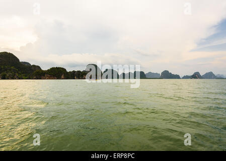 Paysage naturel magnifique sur la mer dans la soirée à l'Ao Phang Nga Bay National Park, Thaïlande Banque D'Images