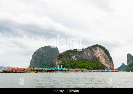 Beau paysage mer à l'île de Koh Panyee Punyi ou village de pêcheurs est en attractions culturelles pendant une excursion en bateau Banque D'Images