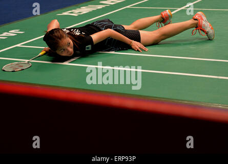 Jakarta, Indonésie. 6 juin, 2015. Ratchanok Intanon de Thaïlande tombe au sol au cours de la demi-finale dames à l'Open 2015 BCA l'Indonésie à Jakarta, Indonésie, le 6 juin 2015. Ratchanok Intanon a gagné 2-0. Il Crédit : Summer Palace/Xinhua/Alamy Live News Banque D'Images