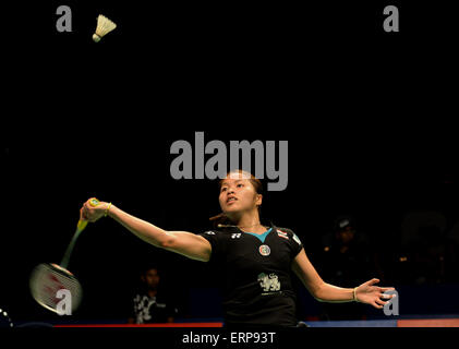 Jakarta, Indonésie. 6 juin, 2015. Ratchanok Intanon de la Thaïlande renvoie le volant à Wang Shixian de Chine au cours de la demi-finale dames à l'Open 2015 BCA l'Indonésie à Jakarta, Indonésie, le 6 juin 2015. Ratchanok Intanon a gagné 2-0. Il Crédit : Summer Palace/Xinhua/Alamy Live News Banque D'Images