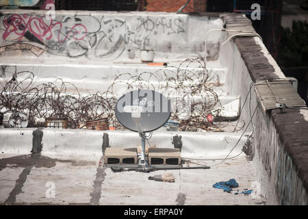 Une antenne satellite Dish Network sur le toit d'un immeuble dans le quartier du Queens à New York le jeudi 4 juin 2015. Le Dish Network, une télévision par satellite et d'un fournisseur d'accès internet, serait en pourparlers pour fusionner avec l'opérateur mobile T-Mobile US. Télévision et communication Les entreprises sont la consolidation de la ligne entre les services se brouille. (© Richard B. Levine) Banque D'Images