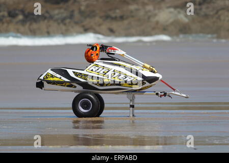 La plage de Fistral, Newquay, Cornwall, UK. 6 juin, 2015. Les cavaliers professionnels jestski concurrencer à l'IFWA World Tour Championnat de Jet Ski à Fistral Newquay's Bay. Deuxième jour de l'Rippin H2O cas vu impressionnant trucs de freeriders. L'événement de trois jours fin le 7 juin 2015. Credit : Nicholas Burningham/Alamy Live News Banque D'Images