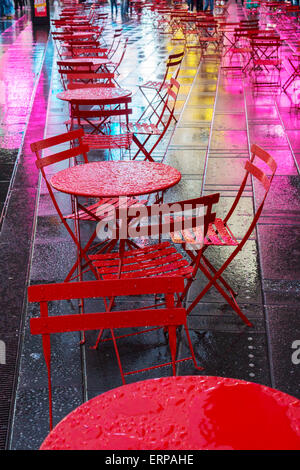 Personne n'est assis sur le mouillé des tables et des chaises dans une zone piétonne Plaza Times Square à New York en début d'Mardi, 2 juin, 2015 soirée. (© Richard B. Levine) Banque D'Images