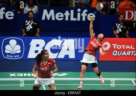 Jakarta, Indonésie, Jakarta. 6 juin, 2015. JAKARTA, INDONÉSIE - JUIN 06 : l'Indonésie's Nitya Krishinda Maheswari et Graysia Poli renvoie un shot de la Chine Yu Yang et Zhong Qianxin pendant au double femmes 2015 Superseries de badminton ouvert Indonésie Premier tournoi à Jakarta le 06 juin, 2015. Credit : Sijori Images/ZUMA/Alamy Fil Live News Banque D'Images