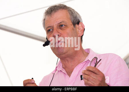 Axel Scheffler donne une présentation et l'aide de dessins de ses personnages, et lit de 'The Gruffalo' à un public. UK Banque D'Images