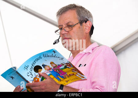 Axel Scheffler donne une présentation et l'aide de dessins de ses personnages, et lit de 'The Gruffalo' à un public. UK Banque D'Images