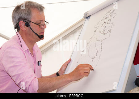 Axel Scheffler donne une présentation et l'aide de dessins de ses personnages, et lit de 'The Gruffalo' à un public. UK Banque D'Images