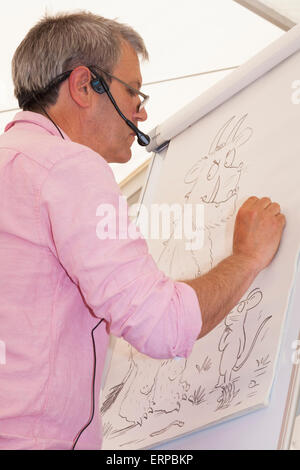 Axel Scheffler donne une présentation et l'aide de dessins de ses personnages, et lit de 'The Gruffalo' à un public. UK Banque D'Images