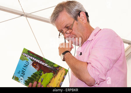 Axel Scheffler donne une présentation et l'aide de dessins de ses personnages, et lit de 'The Gruffalo' à un public. UK Banque D'Images