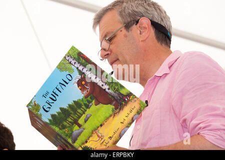 Axel Scheffler donne une présentation et l'aide de dessins de ses personnages, et lit de 'The Gruffalo' à un public. UK Banque D'Images