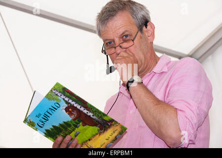 Axel Scheffler donne une présentation et l'aide de dessins de ses personnages, et lit de 'The Gruffalo' à un public. UK Banque D'Images
