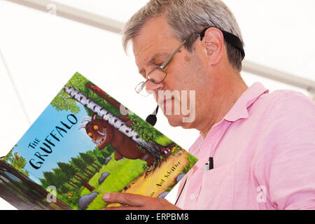 Axel Scheffler donne une présentation et l'aide de dessins de ses personnages, et lit de 'The Gruffalo' à un public. UK Banque D'Images