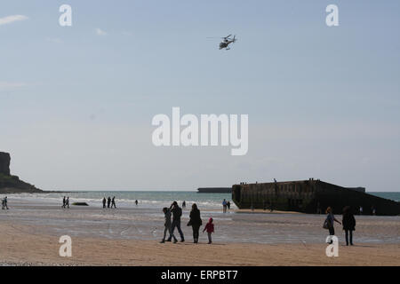 Normandie, France. 06 Juin, 2015. Arromanches-les-Bains (Gold Beach), Normandie, France. 6e juin 2015. Des foules immenses se rassembler à Arromanches-les-Bains La ville qui donne sur Gold Beach (débarquées par les forces britanniques). Un hélicoptère de la marine australienne diverti la foule avec des laissez-passer à basse altitude et à l'acrobatie sur la plage. Cette année marque le 71e anniversaire du débarquement en Normandie et le 70e anniversaire de la fin de la DEUXIÈME GUERRE MONDIALE en 1945. Crédit : Daniel et Blanc Flossie/Alamy Live News Banque D'Images