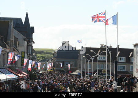 Normandie, France. 06 Juin, 2015. Arromanches-les-Bains (Gold Beach), Normandie, France. 6e juin 2015. Des foules nombreuses se rassemblent pour commémorer le 71e anniversaire du débarquement par les forces britanniques sur Gold Beach. Cette année, le D-Day Festival marque le 70e anniversaire de la fin de la DEUXIÈME GUERRE MONDIALE. Crédit : Daniel et Blanc Flossie/Alamy Live News Banque D'Images