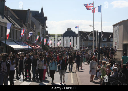 Normandie, France. 06 Juin, 2015. Arromanches-les-Bains (Gold Beach), Normandie, France. 6e juin 2015. Des foules nombreuses se rassemblent pour commémorer le 71e anniversaire du débarquement par les forces britanniques sur Gold Beach. Cette année, le D-Day Festival marque le 70e anniversaire de la fin de la DEUXIÈME GUERRE MONDIALE. Crédit : Daniel et Blanc Flossie/Alamy Live News Banque D'Images