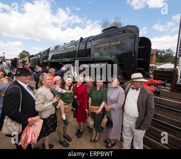 Le Leicestershire, UK. 06 Juin, 2015. Samedi 6 juin 2015. Les amateurs de reconstitution WW2 dressed in costumes de l'époque d'attendre à bord de la locomotive à vapeur vintage étoile du soir à Quorn Station sur la Great Central Railway, Leicestershire, UK. Sur l'anniversaire du débarquement de Normandie le chemin de fer, un week-end de guerre avec des véhicules militaires et des dizaines de passionnés portant des vêtements civils et militaires et d'uniformes. Crédit : DAVID MUSCROFT/Alamy Live News Banque D'Images