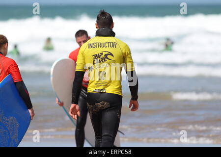 La plage de Fistral, Newquay, Cornwall, UK. 6 juin, 2015. Un samedi ensoleillé apporte les écoles de surf à Newquay à plage de Fistral. Banque D'Images