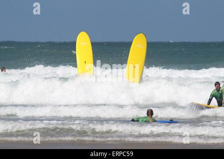 La plage de Fistral, Newquay, Cornwall, UK. 6 juin, 2015. Un samedi ensoleillé apporte les écoles de surf à Newquay à plage de Fistral. Banque D'Images