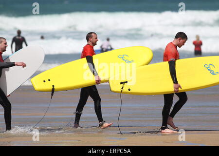 La plage de Fistral, Newquay, Cornwall, UK. 6 juin, 2015. Un samedi ensoleillé apporte les écoles de surf à Newquay à plage de Fistral. Banque D'Images