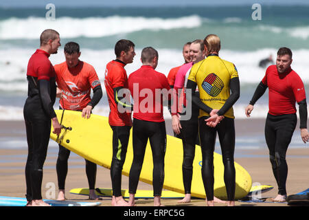 La plage de Fistral, Newquay, Cornwall, UK. 6 juin, 2015. Un samedi ensoleillé apporte les écoles de surf à Newquay à plage de Fistral. Banque D'Images