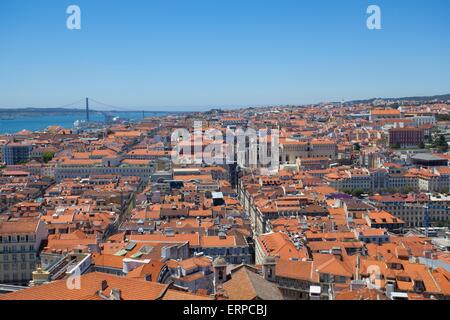 Une vue sur les toits rouges de la ville de Lisbonne, la capitale du Portugal depuis le Castelo de Sao Jorge. Banque D'Images