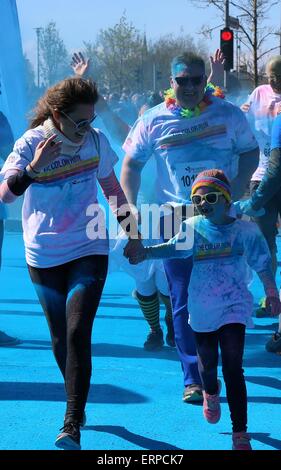 Reykjavik, Islande. 6 juin, 2015. Glissières de prendre part à la Color Run, connu comme le plus beau 5km sur la planète, à Reykjavik, Islande, le 6 juin 2015. C'était la première couleur exécuter lieu en Islande. Credit : Huang Xiaonan/Xinhua/Alamy Live News Banque D'Images