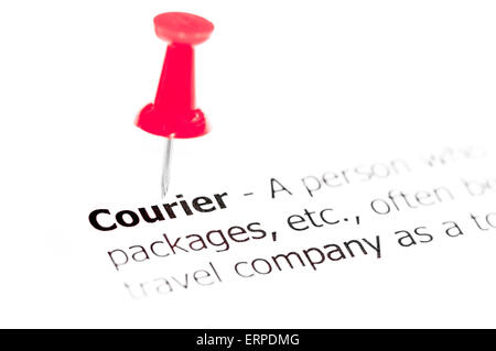 Mot COURIER épinglée sur du papier blanc avec punaise rouge copie disponible, l'espace. Concept d'affaires Banque D'Images
