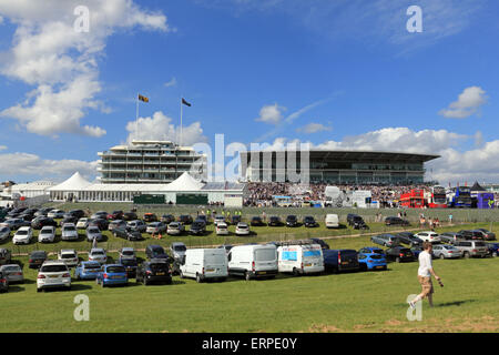 Epsom Downs Surrey UK. 6 juin, 2015. Des scènes colorées comme des milliers d'amateurs de course remplir la valeur sur Derby Day 2015. Banque D'Images