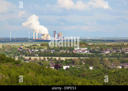 Vue depuis un terril sur Paysage rural dans un pays lointain la vapeur centrale à charbon. Banque D'Images