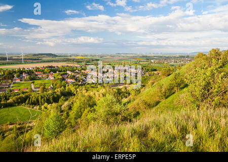 Vue depuis un terril sur flat ouest paysage allemand près de Aix-la-Chapelle avec beaucoup d'éoliennes et quelques nuages sur ciel bleu. Banque D'Images