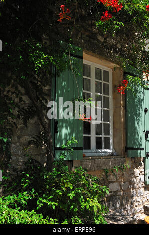 Fenêtre pittoresque et Lane dans le village de Joucas, Provence Banque D'Images