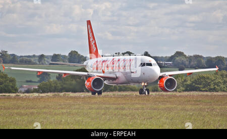 EasyJet Airbus A319 G-EZAB roulage à l'aéroport de London-Luton LTN Banque D'Images