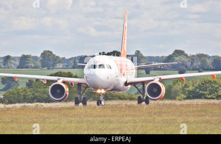 EasyJet Airbus A319 G-EZAB roulage à l'aéroport de London-Luton LTN Banque D'Images