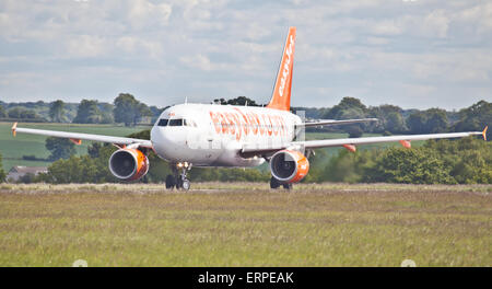 EasyJet Airbus A319 G-EZAB roulage à l'aéroport de London-Luton LTN Banque D'Images