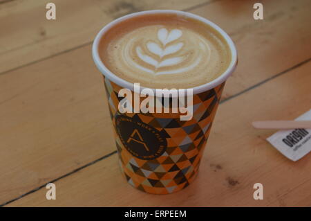 En mousse avec café tasse de papier sur la table en bois. Vivienne Johnson/Alamy Live News Banque D'Images