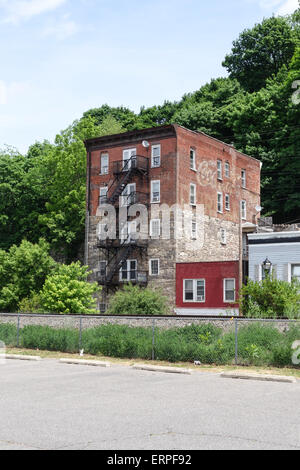 Vieux bâtiment brownstone typique, avec escalier de secours et vintage Coca cola sign, Phillipsburg, New Jersey, USA. Banque D'Images